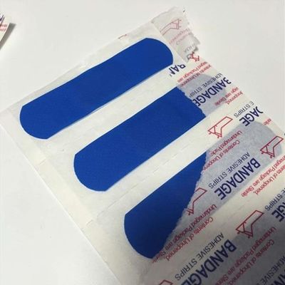 Οι μπλε ανιχνεύσιμες συγκολλητικές παροχές ιατροφαρμακευτικής συνδρομής ζωνών προστατεύουν τις πληγές